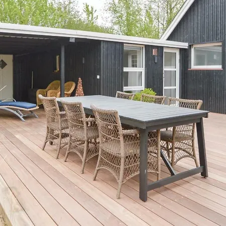 Three-bedroom In Feriehus *